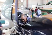 探访“世飞会”特技飞机组装：4人3小时装起一台飞机