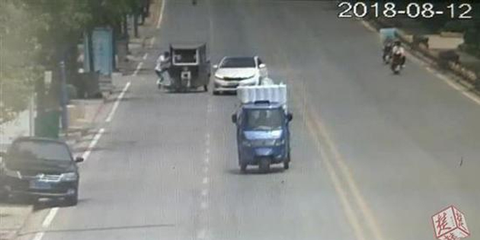 碰瓷团伙故意砸伤手指 街头讹诈三轮车驾驶员