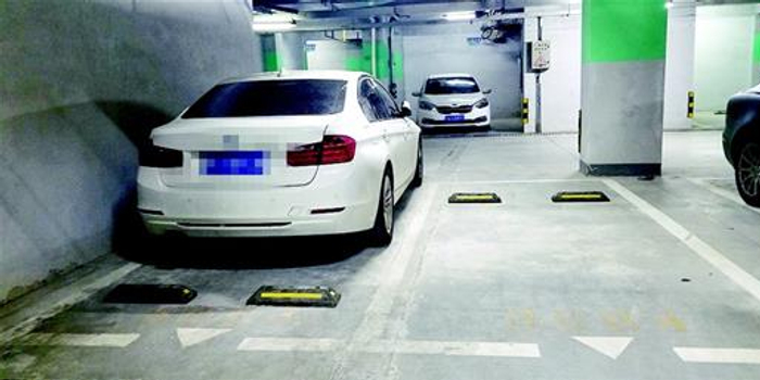 8.5万买的靠墙车位仅宽1.83米 车门只能开条缝