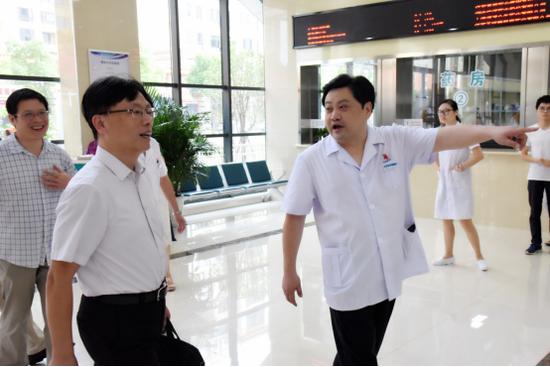 武汉市卫计委副主任郑云、基层卫生处处长付旻、洪山区卫计委主任何龙先、副主任邱恣等领导来院调研