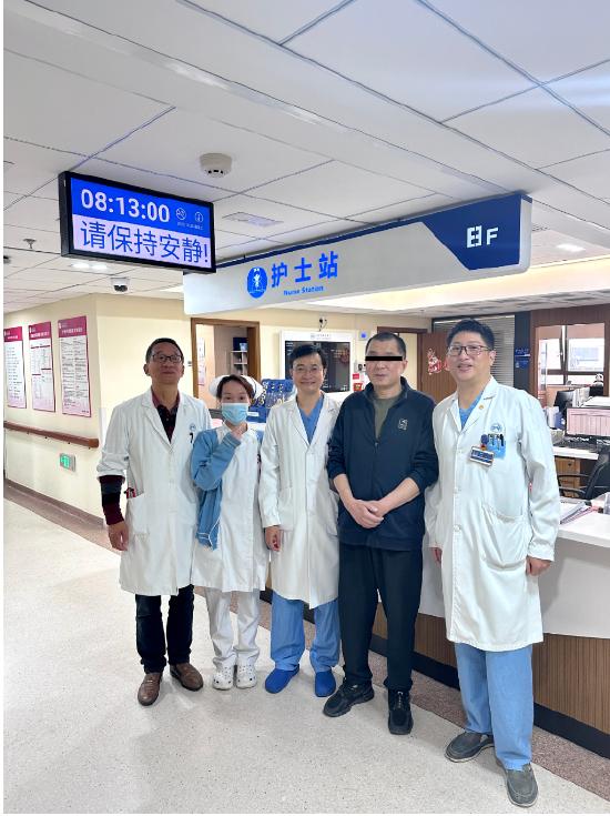 范先生出院时与医疗团队合照