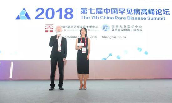 主持人,CORD国际事务总监、医学博士杨佩蓉女士与罕友医药高级患者支持经理、CORD 高级顾问肖磊先生