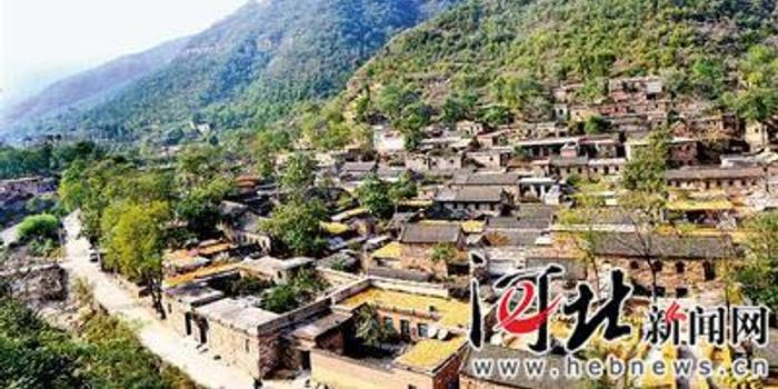 入选中国历史文化名村,意味着村子的历史文化遗产保护进入到国家保护层面。河北省这些中国历史文化名村特色何在?其建筑民俗等如何保护利用,才能更好地留住乡愁、彰显地域文化内涵?保护利用中需避免哪些误区?记者对此进行了采访。 保持真实性和完整性 对有形格局整体保护 斑驳的老城墙、崎岖的石板路、老旧残破的戏台村子是一个庞大的生态文化系统,究竟该保护什么呢?要保护村子的核心价值。曾主持编纂《河北省传统村落图典》的省民协主席郑一民指出,中国历史文化名村的评选,需要考量村子的空间格局、建筑形制、历史传说、非遗民