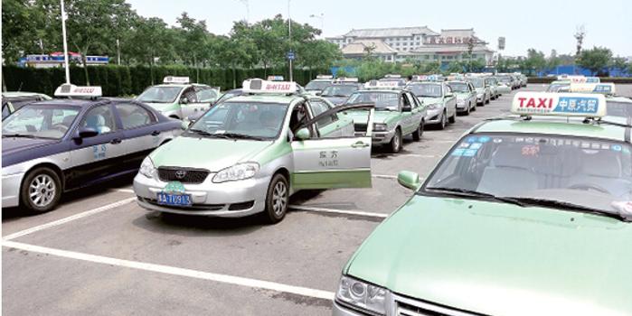 郑州机场一出租车司机被罚两千 曾开车2分钟就