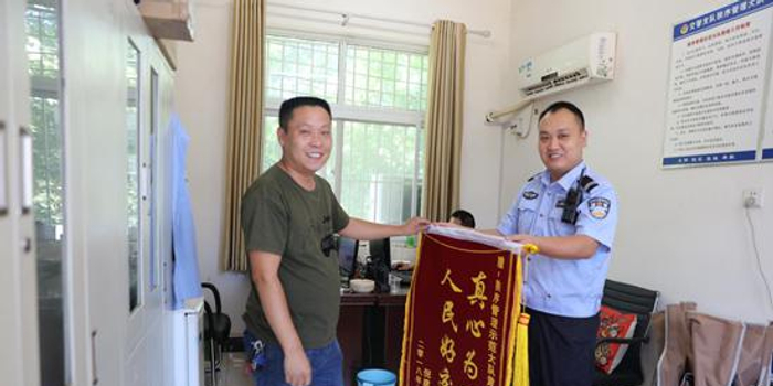 漯河交警为硬币卡喉女孩开绿色通道 父亲送锦