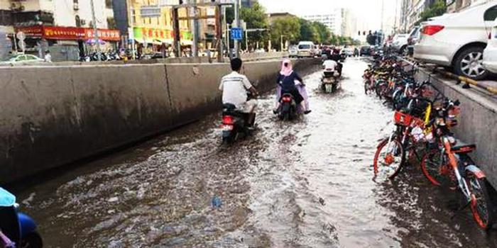 郑州这段路逢雨必淹 路面低洼不平积水达