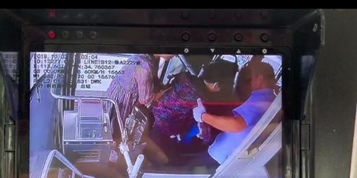 小举动有爱心!郑州B12路车长的一个举动暖到