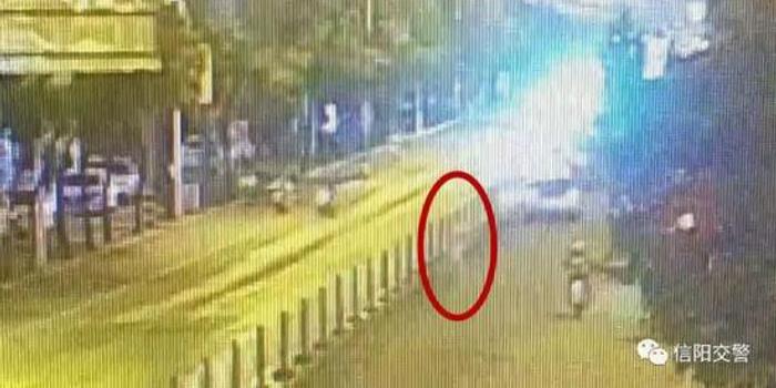 信阳发生一起事故 男子翻越道路护栏与摩托车
