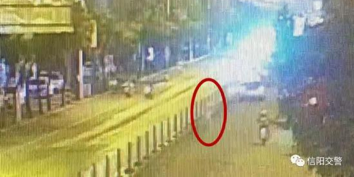 信阳发生一起事故 男子翻越道路护栏与摩托车