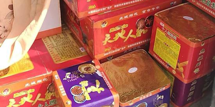 从外地偷运烟花爆竹 刚下高速就被郑州交警查