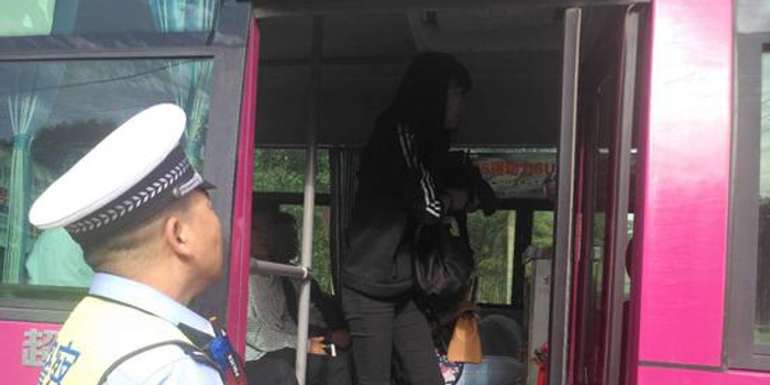 心真大! 新密物流司机拉货 600斤机器掉了不知