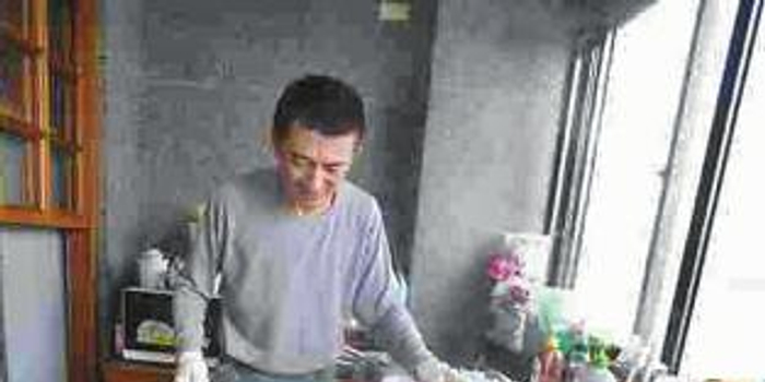 昔日亿万富豪投资失败 靠摆摊卖小吃还债(图)