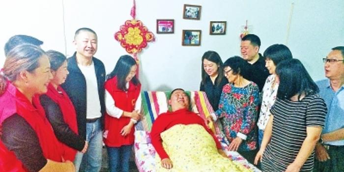郑州大学毕业生高位截瘫卧床19年 免费教孩子