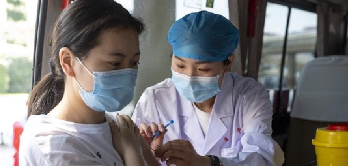 郑州：新冠疫苗接种车助力疫情防控