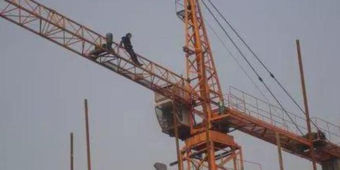 鹿邑女子因工程验收不合格 欲从20米塔吊跳下