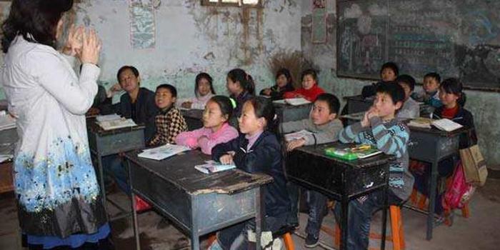 河南:提高乡村教师待遇 两年后不低于公务员