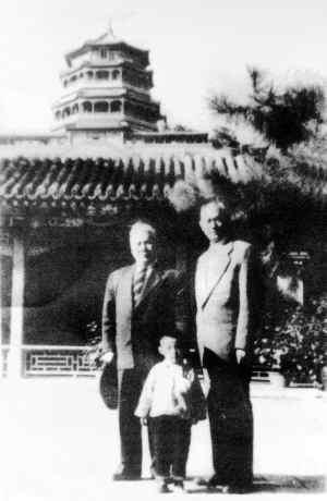 1959年10月,莫雄(左)应邀到北京参加国庆典礼后,在颐和园与项与年合影