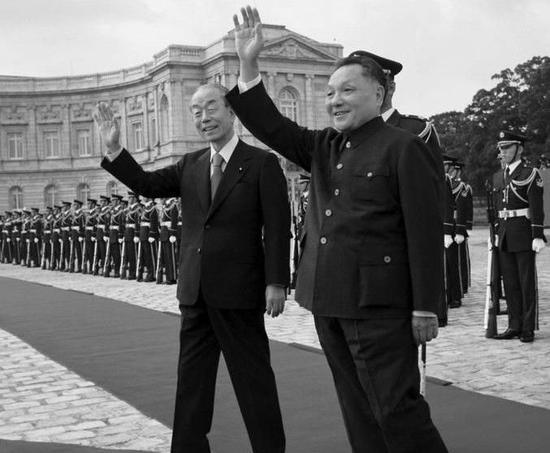 1978年10月22日,邓小平检阅日本自卫队仪仗队后向民众挥手致意。