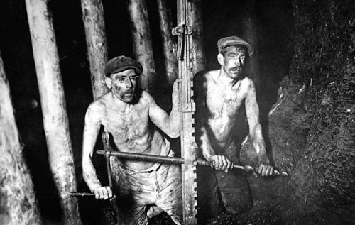 1924年,缺乏护具的英国煤矿工人在井下作业。