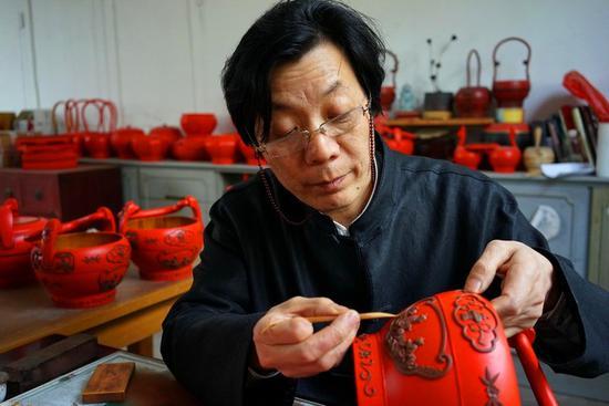 泥金彩漆传承人黄才良在制作
