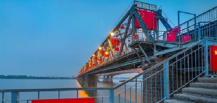 百年滨洲铁路桥变身“国旗桥”