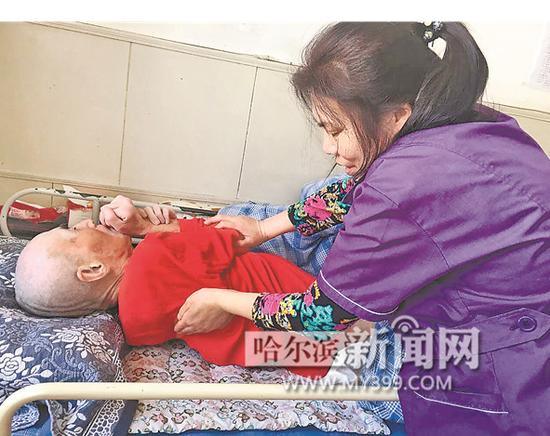 陪老保姆正在照顾老人。