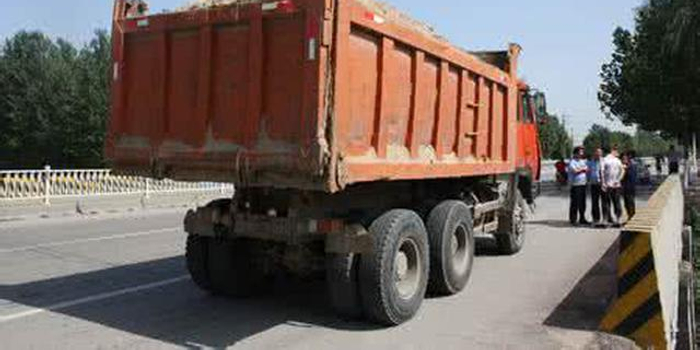 超高超载 哈尔滨11台残土车被扣留上限处罚10