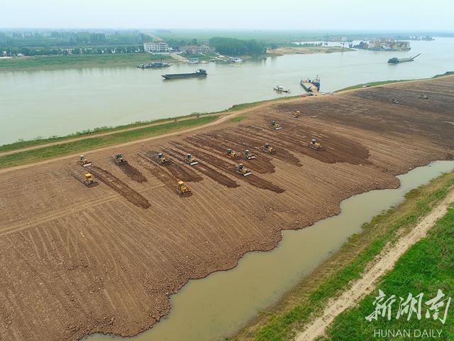 6月14日,沅江市漉湖芦苇场下塞湖矮围整治现场,约7200米长的泥堤已被