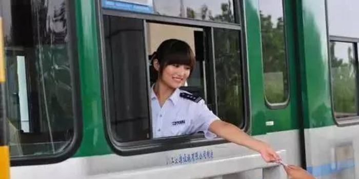 开车上高速忘带钱咋办?长沙男子步行5公里去