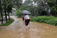 邵阳大雨敬老院前的路都塌了 救援人员趟水背出7位老人