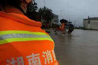 邵阳：夫妻被洪水围困车顶 大祥消防紧急救援
