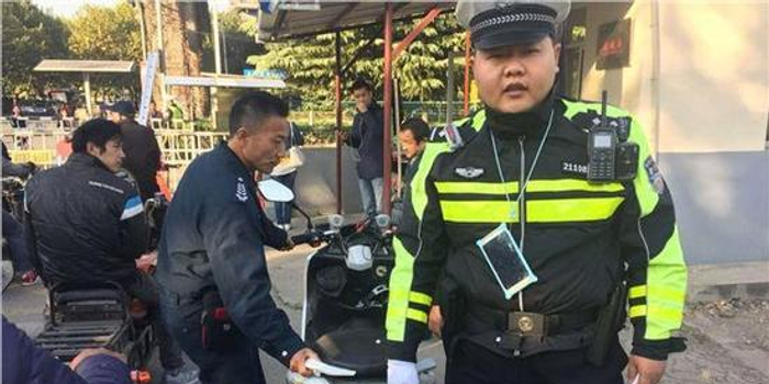 男子骑摩托车涉及多项违法 驾照被注销