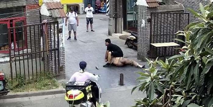 南京民警游玩途中心系案件 勇擒一在逃人员