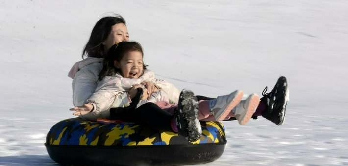 市民在世界公園內參加冰雪活動