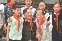 南京大屠杀幸存者与孩子们“讲历史 绘和平”