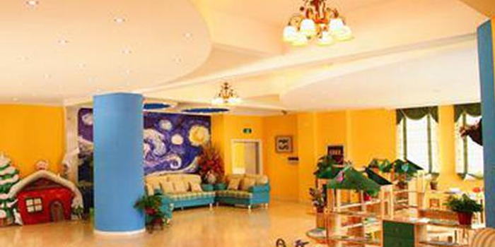 幼儿园老师被举报体罚孩子 教育局:系实习生不