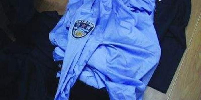 江苏宝应一辅警分队长违规着警服被免职
