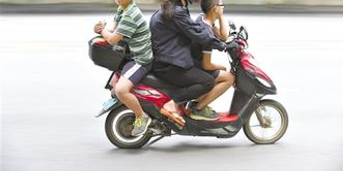 长春市南关区交警处罚并扣留违法摩托车电动车