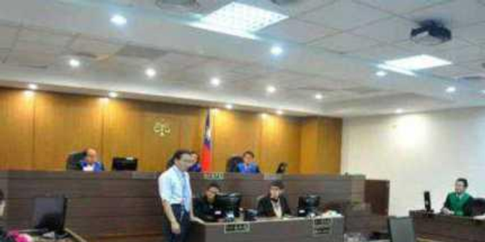 已婚男与女同学手拉手遭妻子上诉 法院判赔20