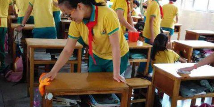 外公想帮外孙女打扫班级卫生 遭保安阻拦引冲