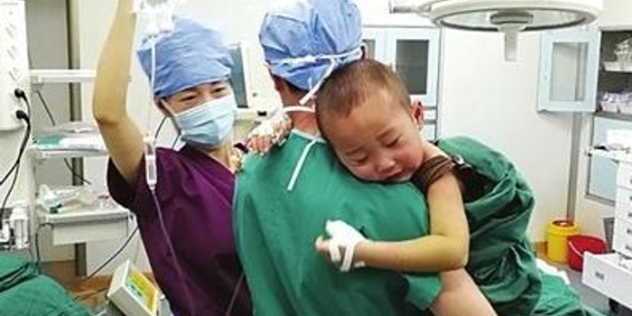 手术室医生照片 w700h350z1l10t1017d.jpg