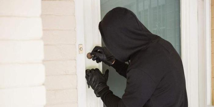 警惕!小偷插片开锁入室盗窃 住户在家竟毫无察