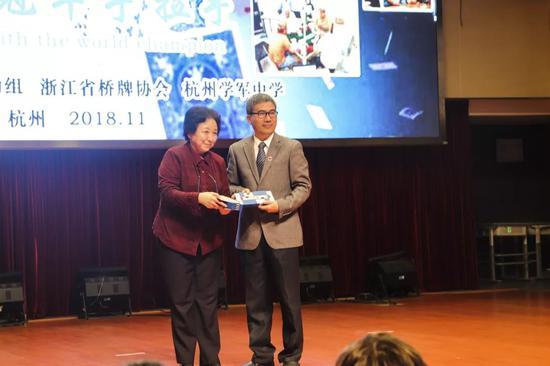 互赠仪式 中国桥协副秘书长周敏(左)与校党委副书记陈伟浓(右)