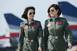 女飞驾歼10亮相