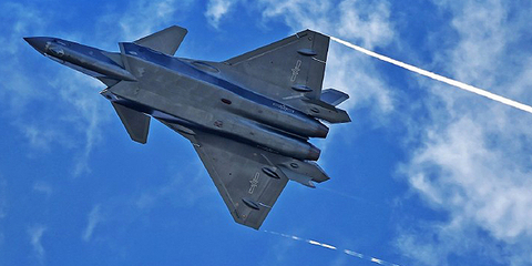 歼20惊鸿一瞥 秀超强机动惊艳四座