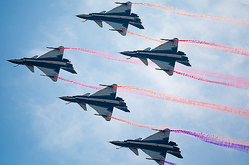 歼10当空织彩虹