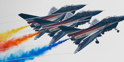 八一飞行表演队震撼登场 当空织彩虹