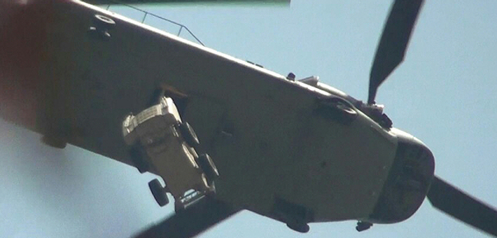 民众抗议堵路 美韩用直升机运萨德设备