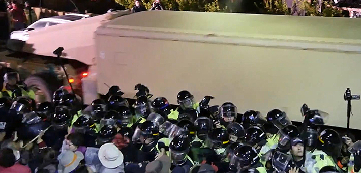 美韩部署萨德 派8000警察镇压抗议