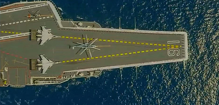 俯拍南海大阅兵 辽宁舰歼15太亮眼！